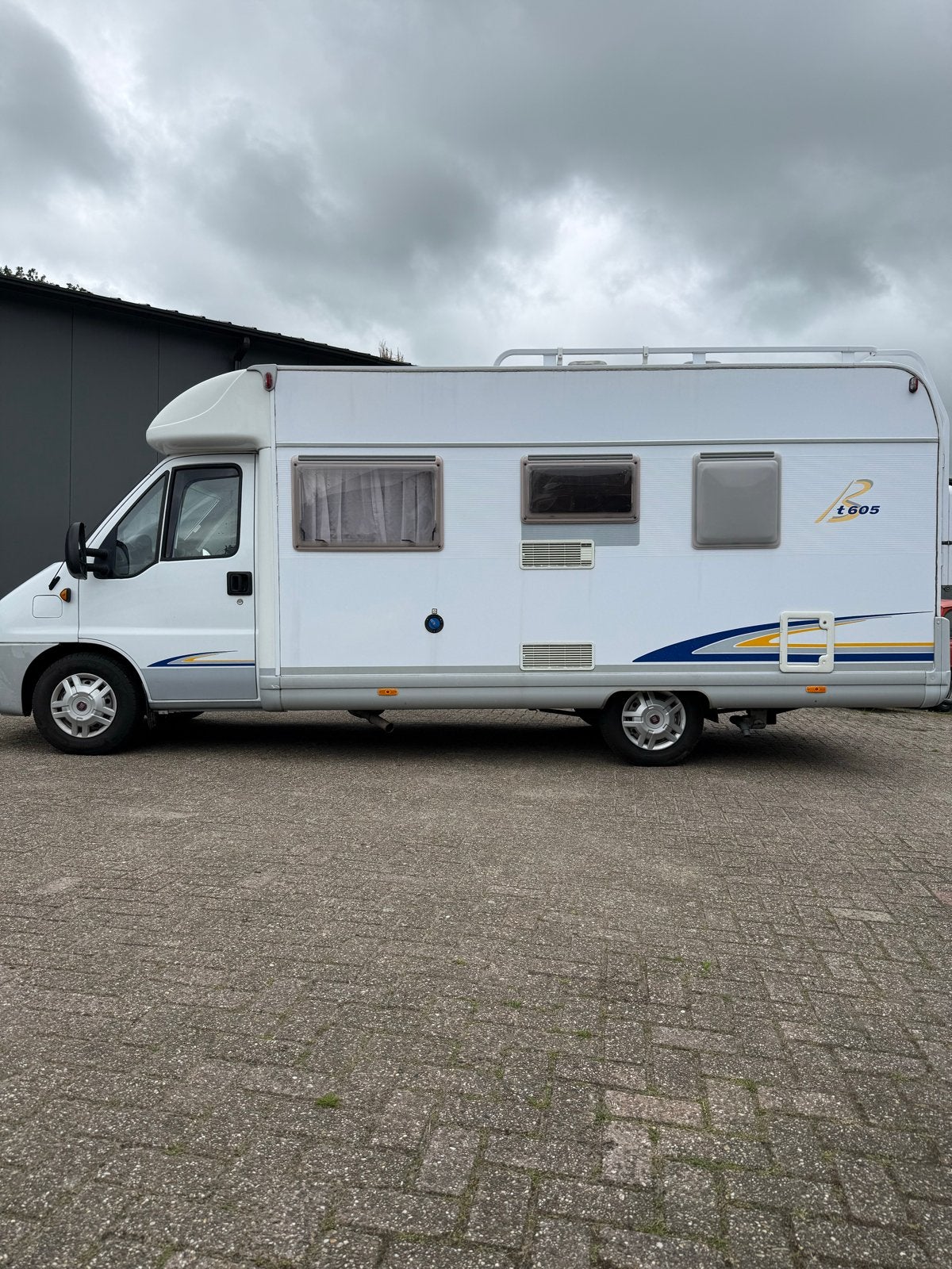Fiat Ducato 2.8 JTD Burstner T 605 (frans bed), Caravans en Kamperen, Reservewiel, Standaard zit, Ringverwarming, Fiat