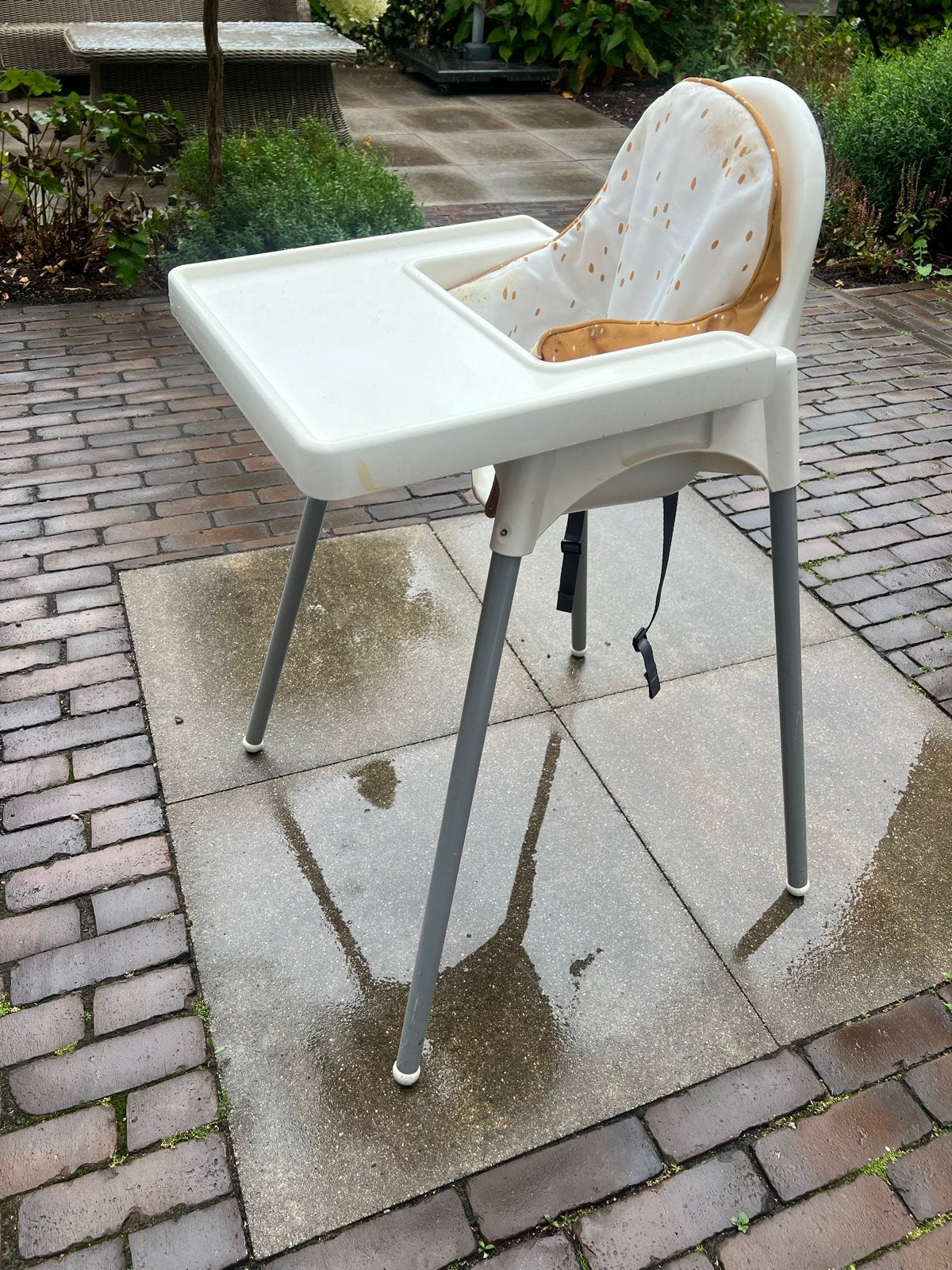IKEA kinderstoel met eetblad en gordel, gratis op te halen, Kinderen en Baby's, Ophalen, Gebruikt, Overige typen, Afneembaar eetblad