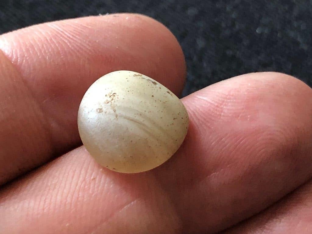 Bodemvondst Romeinse SPEELSTEEN van GESTREEPT wit glas apart, Ophalen of Verzenden