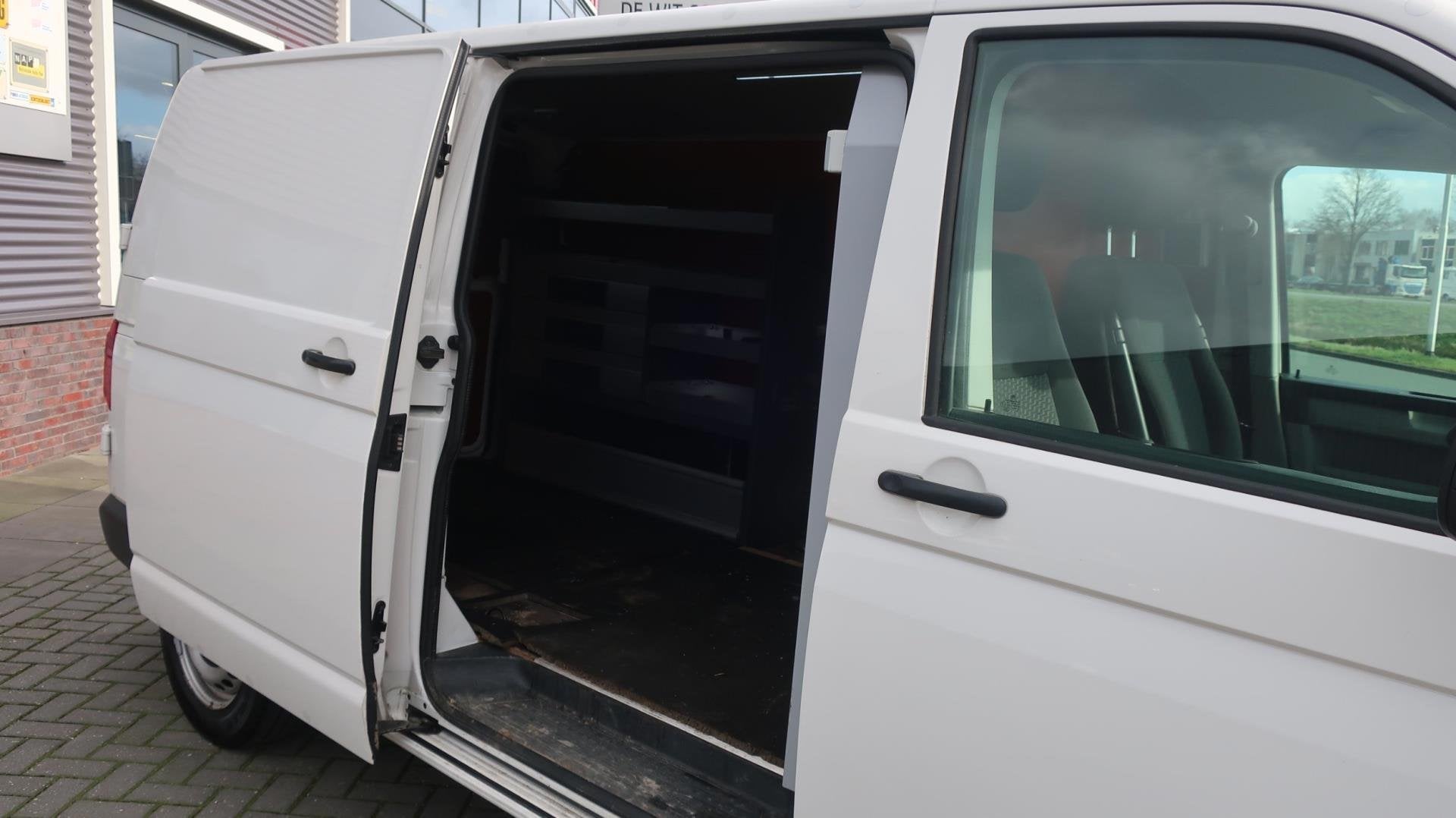 Volkswagen Transporter 2.0 TDI L2H1 DC Trendline Airco / Ele, Dealer onderhouden, Stof, Gebruikt, Euro 6