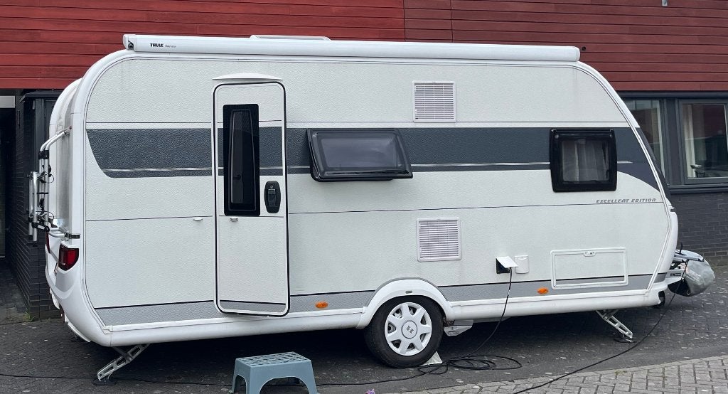 Hobby 490 KMF Excellent Edition 2022  VERKOCHT !, Caravans en Kamperen, Hobby, Treinzit, Particulier, Dwars-stapelbed