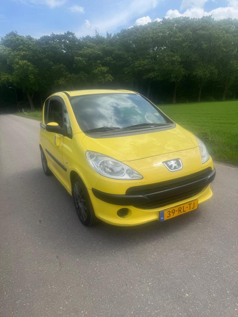 Peugeot 1007 1.4 2005 Geel, Auto's, Voorwielaandrijving, 1360 cc, 4 cilinders, 4 stoelen