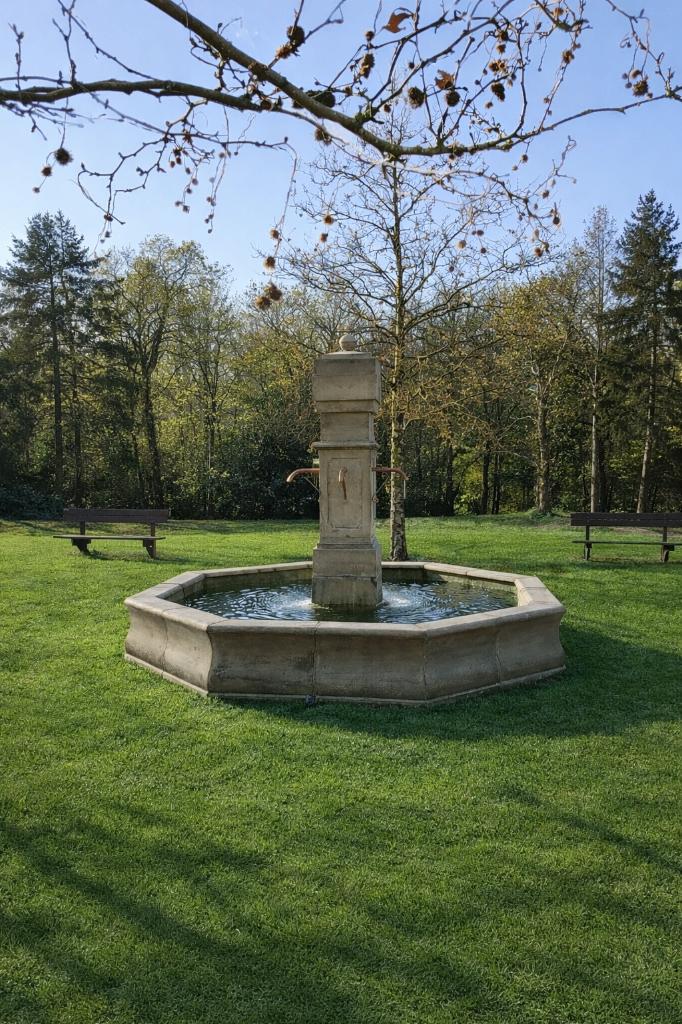 Kolossale dorpsfontein, Ophalen, Nieuw, Beton, Fontein
