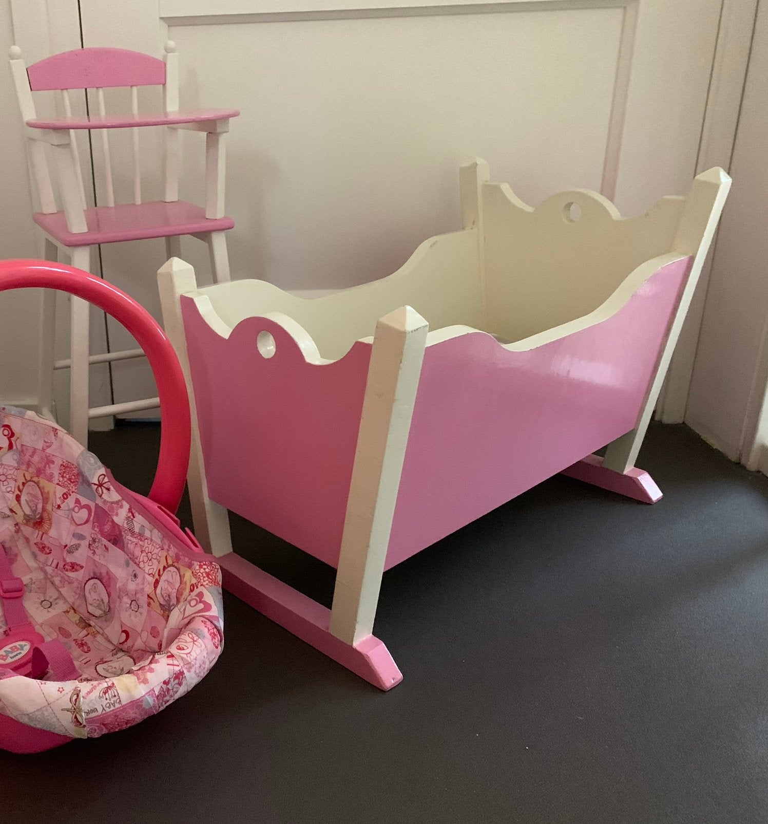 Poppenbed en kinderstoel, Kinderen en Baby's, Speelgoed | Poppen, Ophalen, Zo goed als nieuw, Babypop