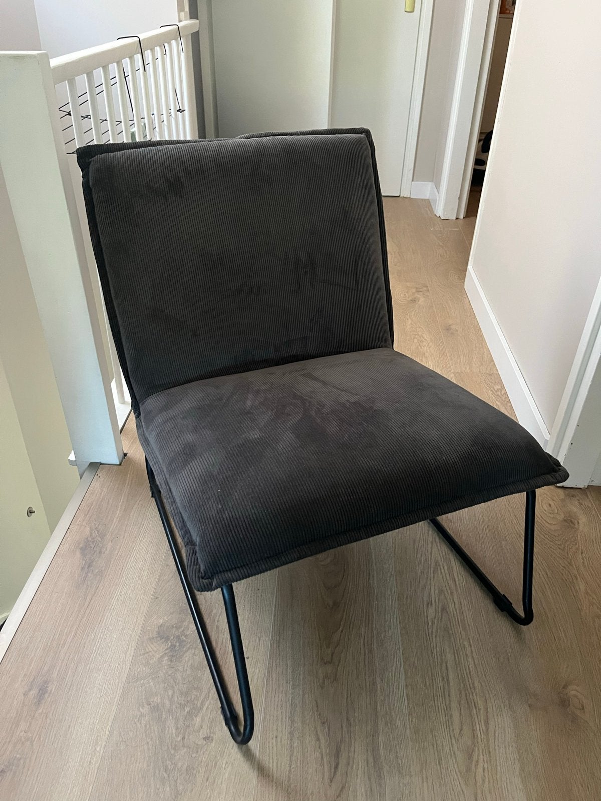 Comfortabele donkergrijze fauteuil met metalen frame, Ophalen, Zo goed als nieuw, Eén, Stof