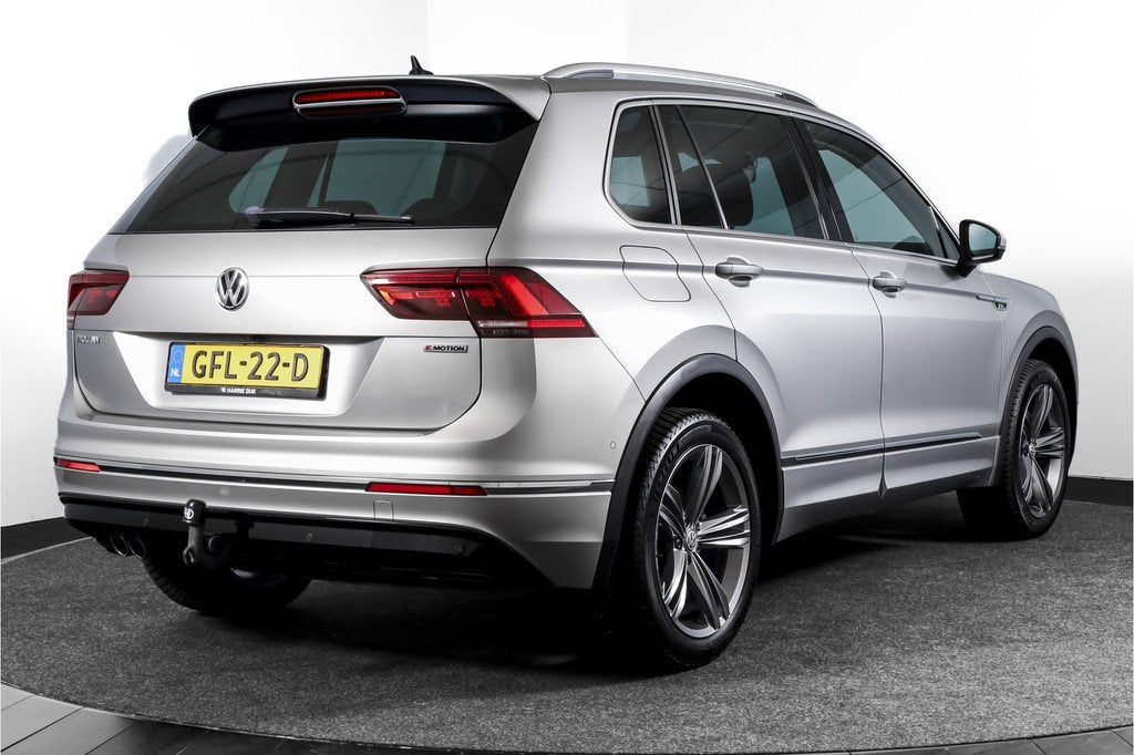 Volkswagen Tiguan 2.0 TSI 4Motion Highline Business R 180 PK, Auto's, Automaat, Gebruikt, Euro 6, 4 cilinders
