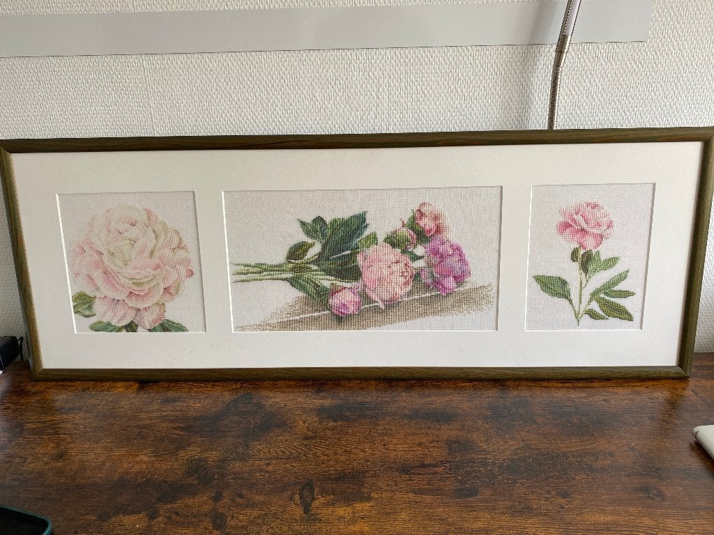 Geborduurd schilderij pioenrozen, drieluik ingelijst, Oorspronkelijke maker, Ophalen of Verzenden, Zo goed als nieuw, Schilderij