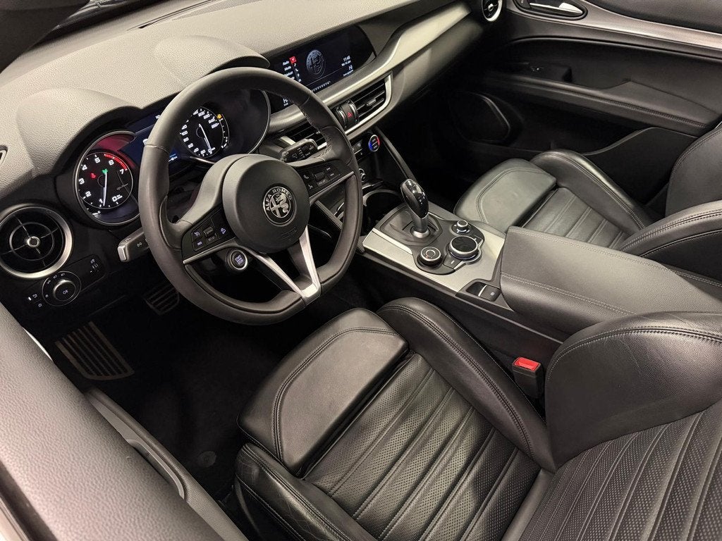 Alfa Romeo Stelvio 2.0 T AWD 280pk / Pano / Navi / Camera /, Automaat, Zwart, 4 cilinders, Automatische klimaatregeling