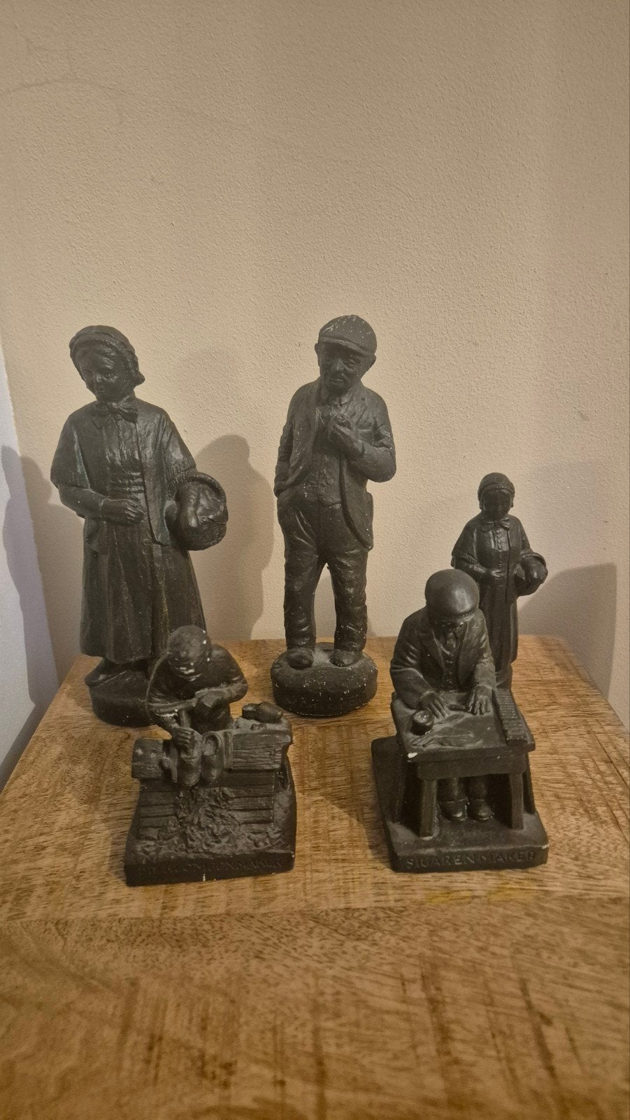 Set van 5 antieke gietijzeren beeldjes, beroepen, Ophalen, Groep mensen, Minder dan 20 cm, Gepatineerd