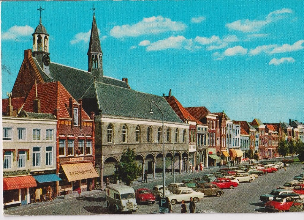 Zierikzee met auto's Renault Goelette, VW 1600, Verzamelen, Ansichtkaarten | Nederland, Ongelopen, Zeeland, 1960 tot 1980, Ophalen of Verzenden