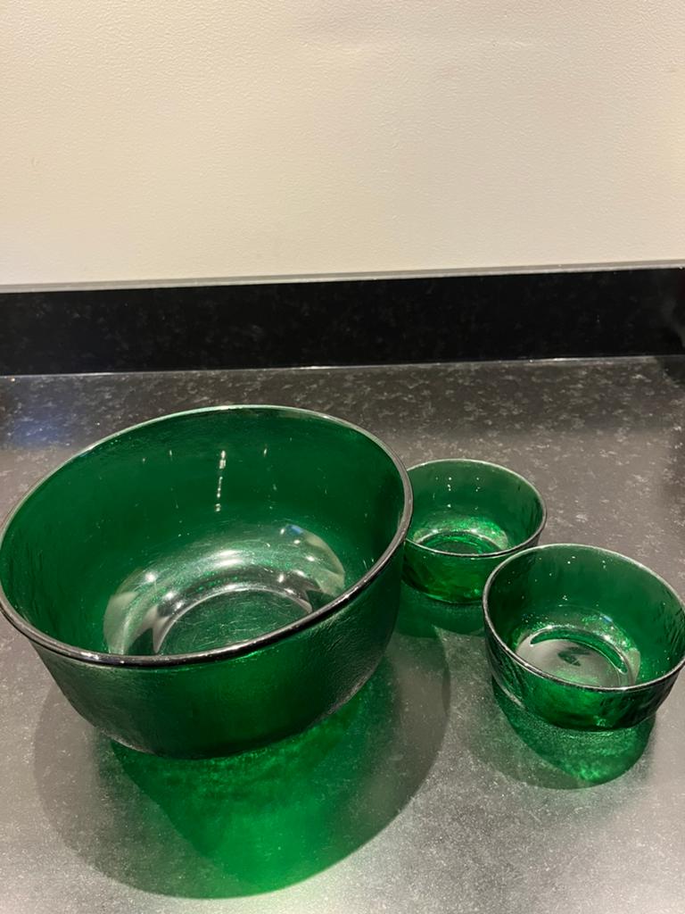 Vintage Donkergroene glazen schaal met 2 kleine erbij, Ophalen, Zo goed als nieuw, Overige typen