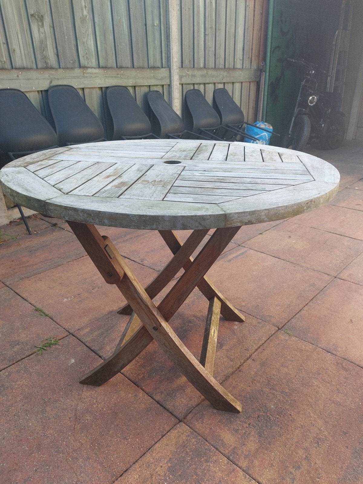Ronde houten tuintafel - inklapbaar, Tuin en Terras, Tuintafels, Ophalen of Verzenden
