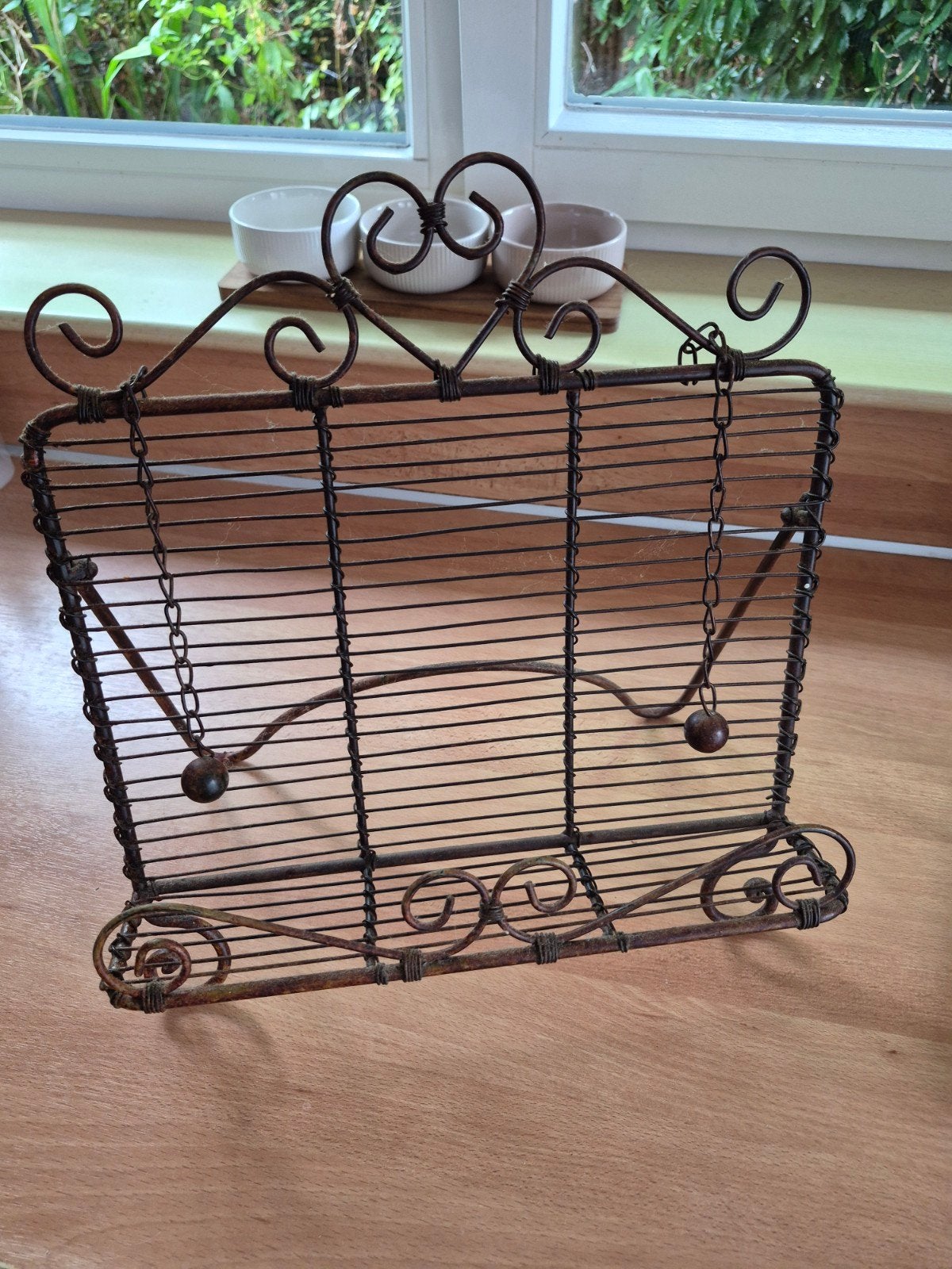 Vintage metalen boekenstandaard en mandje, Huis en Inrichting, Ophalen of Verzenden