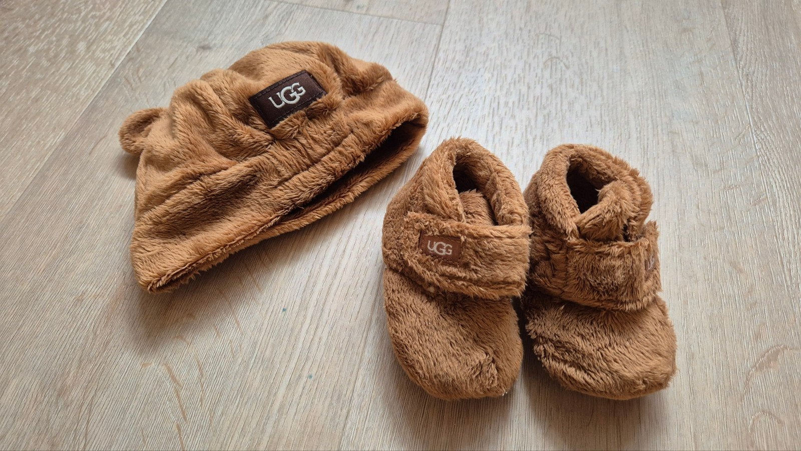 UGG Baby set: sloffen en muts - Zo goed als nieuw, Ophalen of Verzenden, Zo goed als nieuw, UGG, Jongen of Meisje