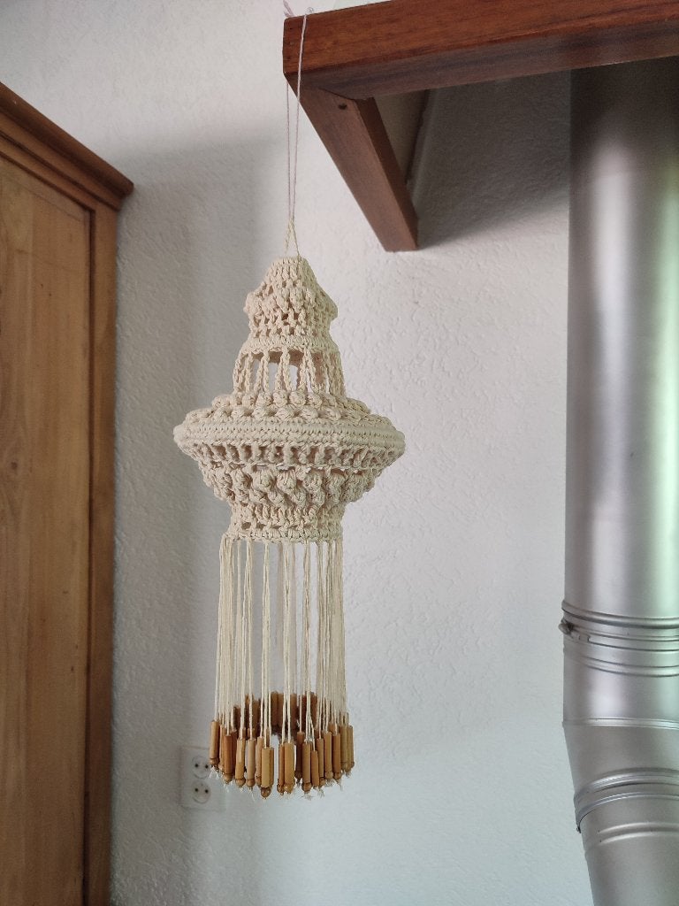 gehaakte hanglamp met houten kralen, Huis en Inrichting, Ophalen of Verzenden, Nieuw, Metaal, Boho / bohamian / Ibiza style