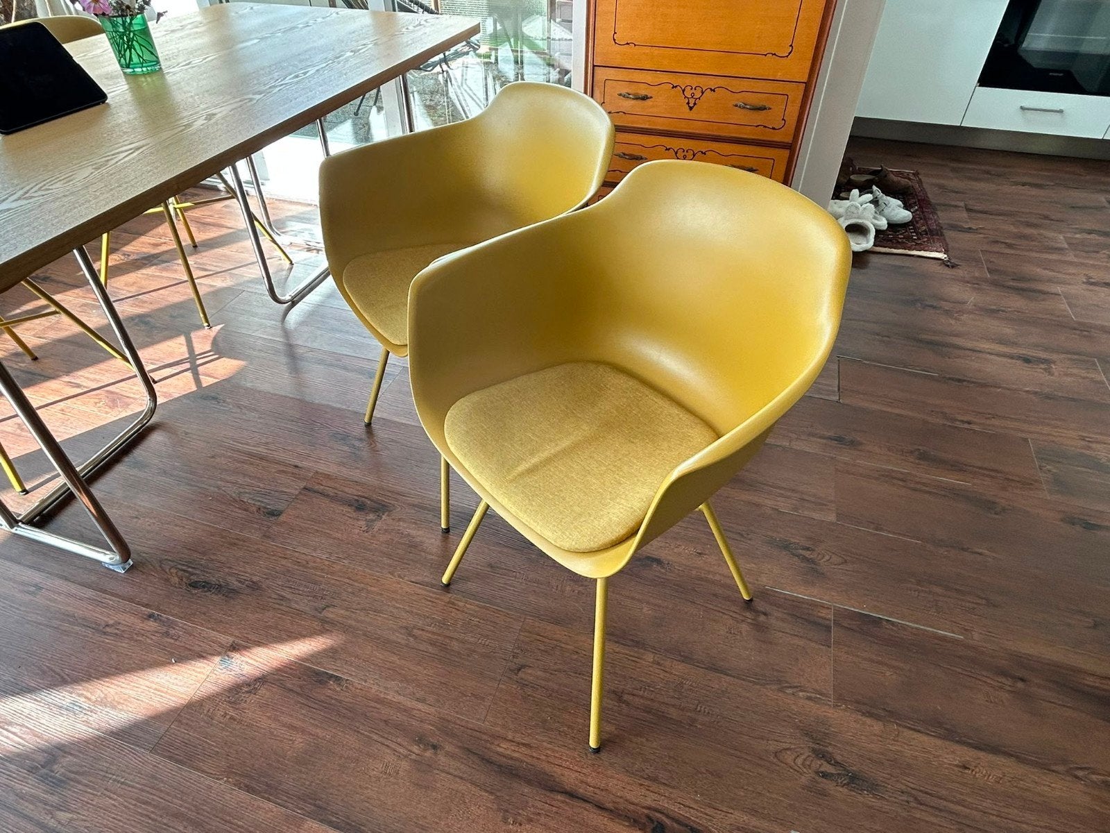 Eetkamerstoelen kunststof oaker geel (mosterd), Stof, Overige kleuren, Ophalen of Verzenden, Zo goed als nieuw
