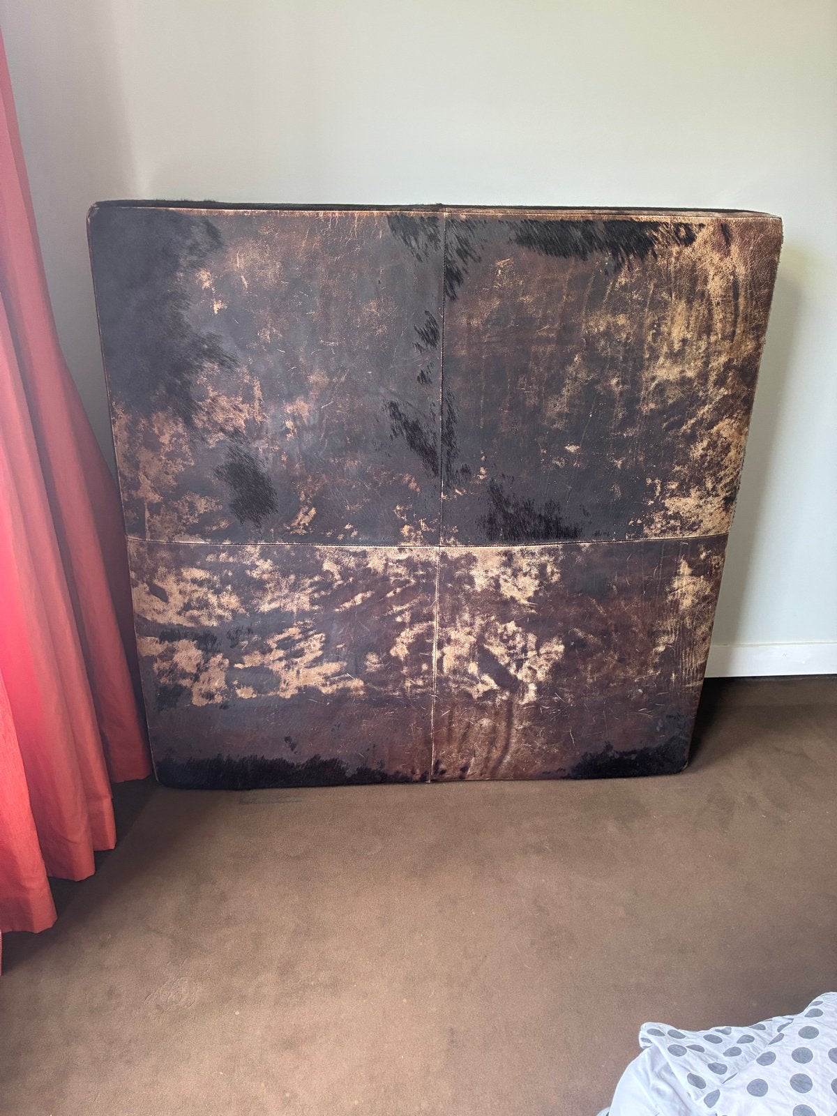 Unieke Minotti vintage poef/voetenbank van koeienhuid, Huis en Inrichting, Banken | Voetenbanken en Poefen, Ophalen, Gebruikt