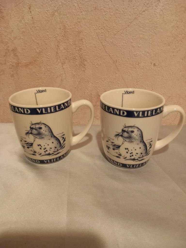 2 bekers Vlieland, Huis en Inrichting, Keuken | Servies, Ophalen of Verzenden, Zo goed als nieuw, Overige stijlen, Kop(pen) en/of Schotel(s)