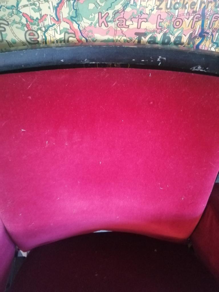2 OUDE THEATER STOELEN GESIGNEERD PAUL VAN VLIET OPKNAPPER., Ophalen
