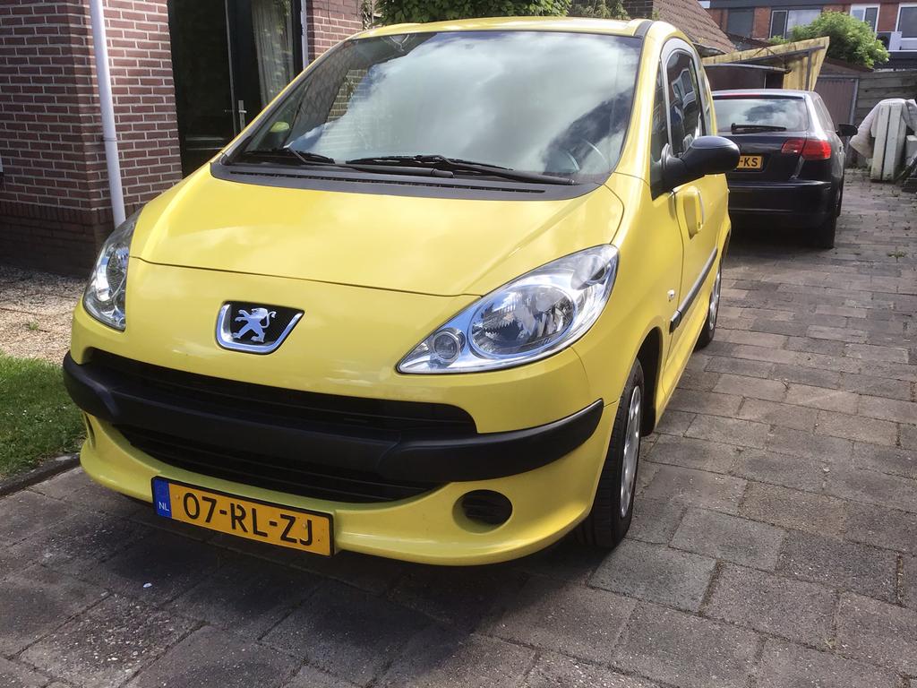 Peugeot 1007 1.4 2005 Geel, Auto's, Peugeot, Voorwielaandrijving, 1360 cc, 4 cilinders, 4 stoelen