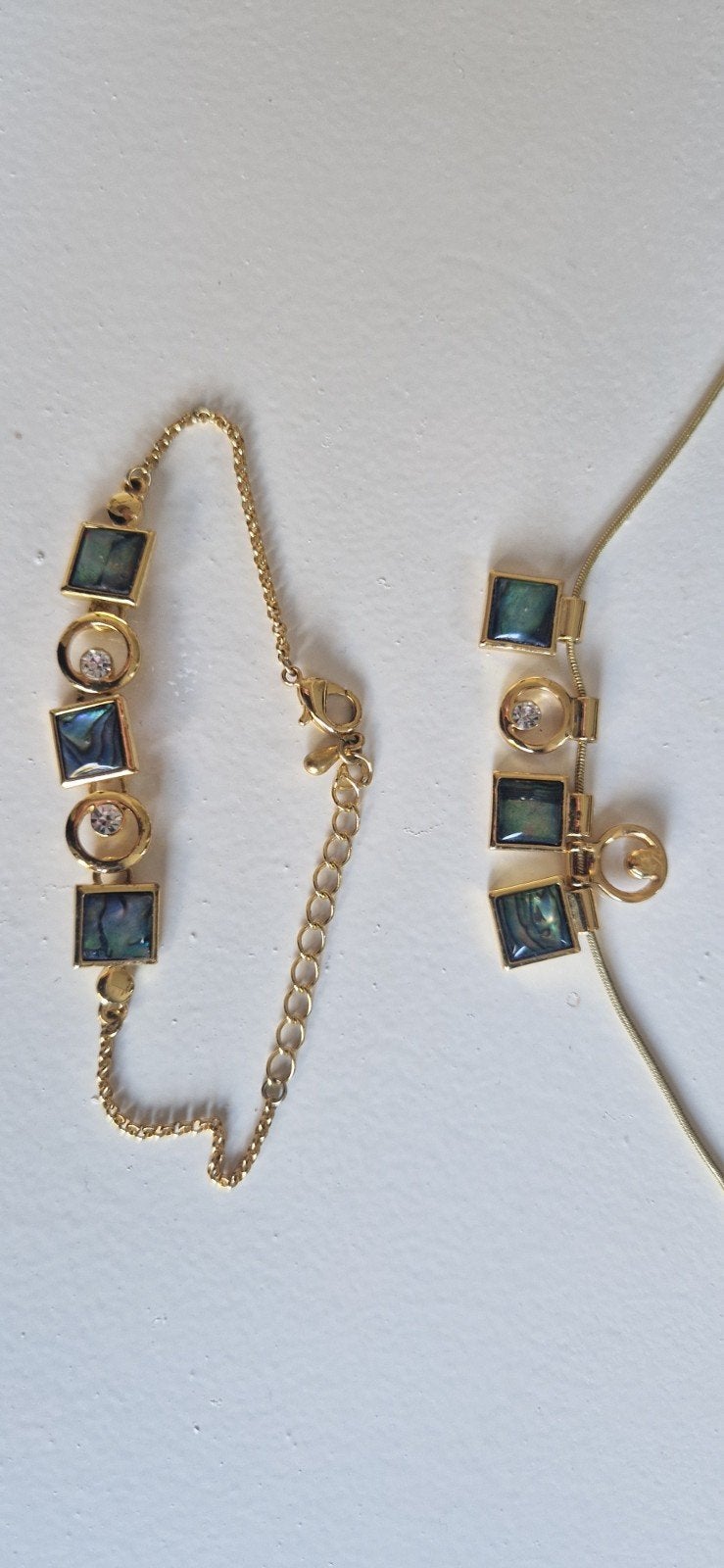 Goudkleurige ketting en armband set met groenen blauwe accen, Overige materialen, Met kristal, Ophalen of Verzenden, Zo goed als nieuw
