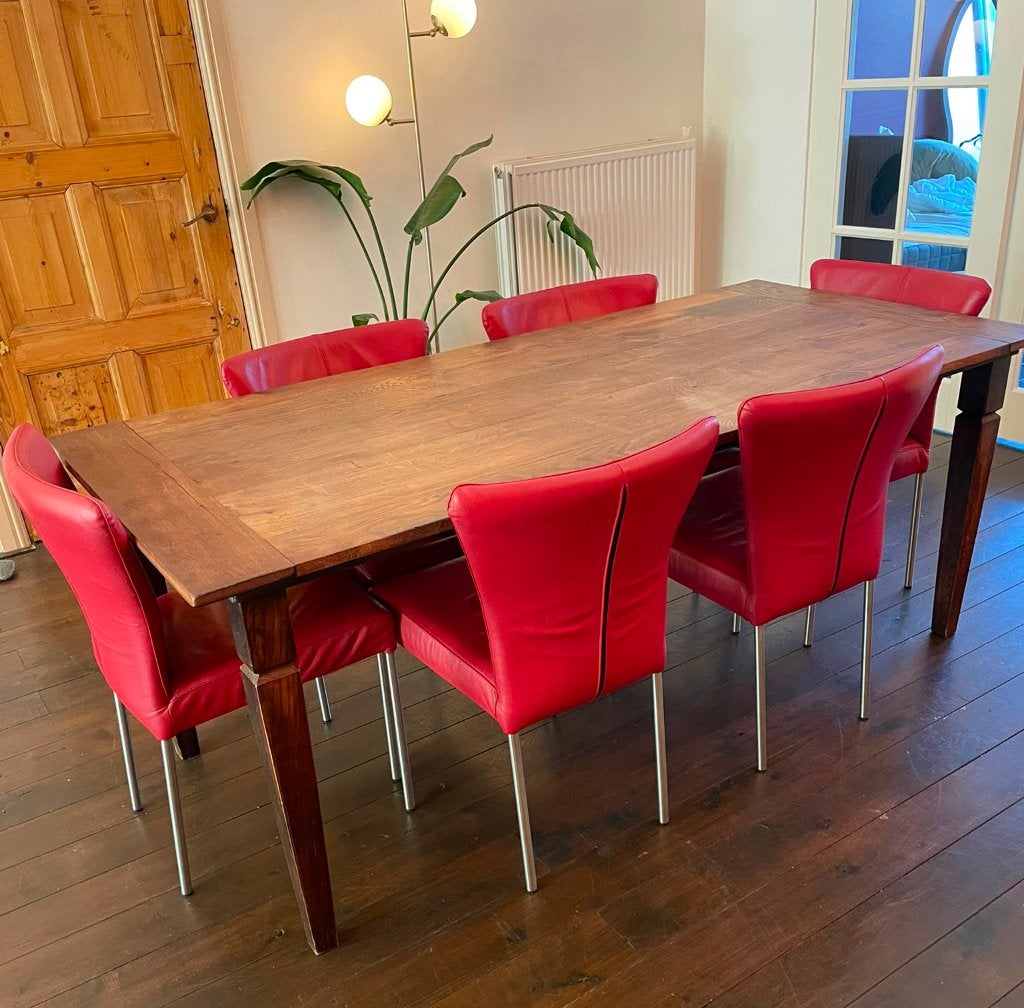 Massief houten eettafel + 6 rode leren stoelen, Huis en Inrichting, Tafels | Eettafels, Ophalen, Gebruikt, Klassiek / landelijk / modern