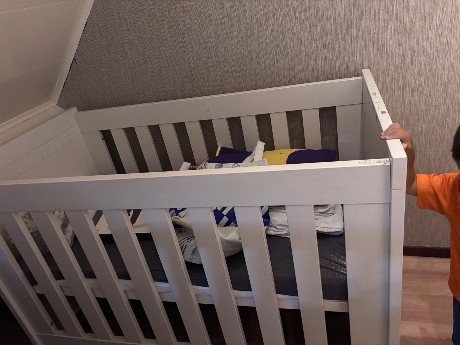 2 ledikantjes met matras. 1 lichthout ander wit, Kinderen en Baby's, Ophalen, Zo goed als nieuw, Jongetje of Meisje