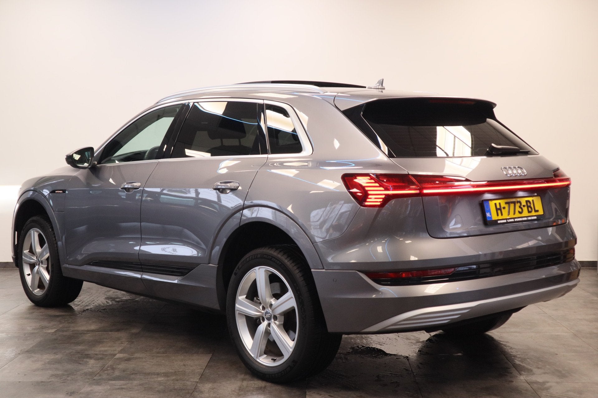 Audi e-tron e-tron 50 quattro Launch edition plus 71 kWh Mem, Automaat, Vierwielaandrijving, SUV of Terreinwagen, Zilver of Grijs