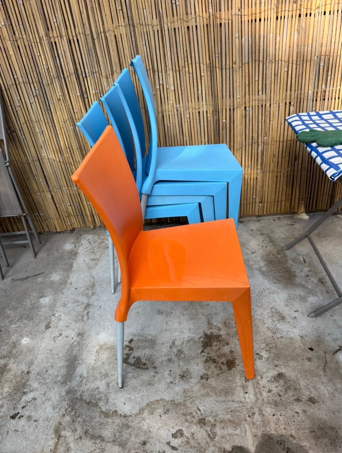 ArrMet J0 stoelen - 4 Blauw en 1 Oranje - Robby Cantarutti, Huis en Inrichting, Ophalen, Kunststof, Overige kleuren, Zo goed als nieuw
