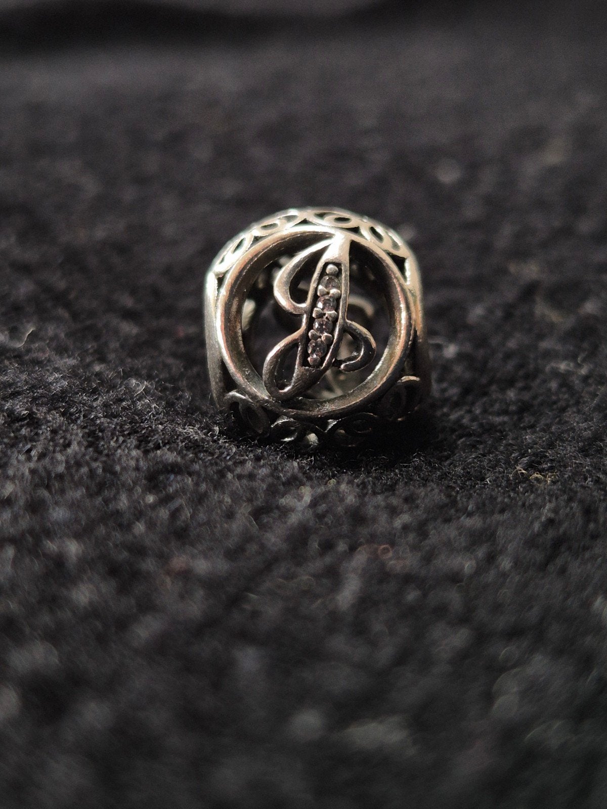 Pandora bedel met letter J - Sterling zilver S925 ALE, Gebruikt, Pandora, Ophalen of Verzenden, 1 bedel