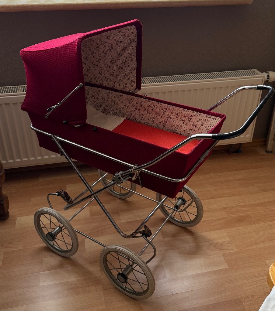 Prachtige rode vintage poppenwagen, Kinderen en Baby's, Speelgoed | Poppen, Ophalen, Gebruikt, Babypop
