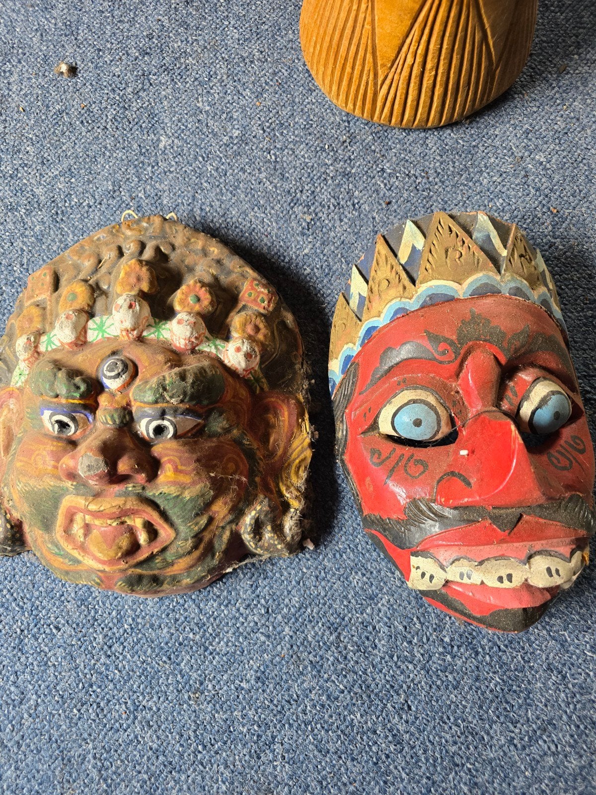 Twee handgesneden houten maskers uit Afrika, Afrika, Masker, Handgemaakt, Meerkleurig