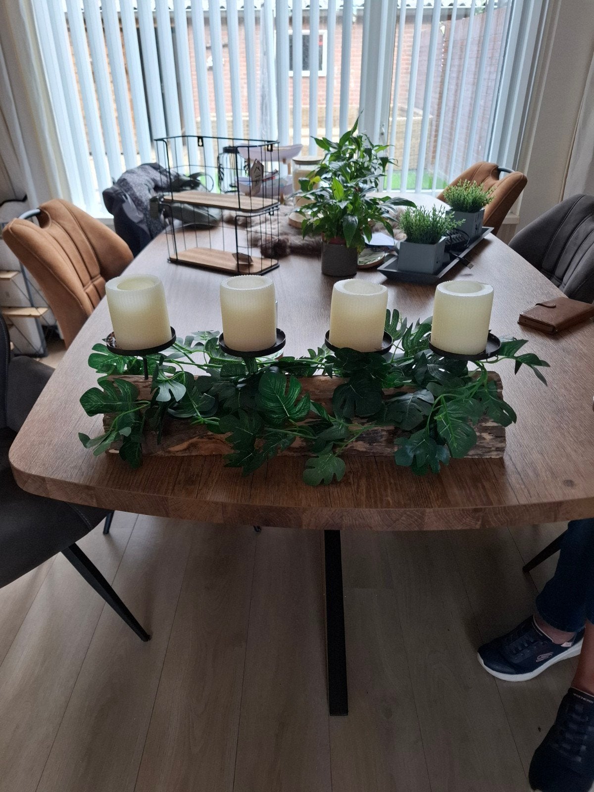 Houten kandelaar met kunstgroen en 4 kaarsen, Gebruikt, Bruin, Ophalen of Verzenden, Kandelaar