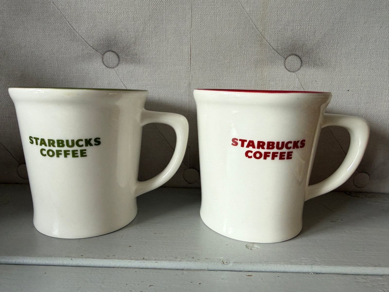 Starbucks Coffee Mokken - Set van 2 (Groen & Rood), Huis en Inrichting, Ophalen, Overige typen, Zo goed als nieuw, Steen/keramiek