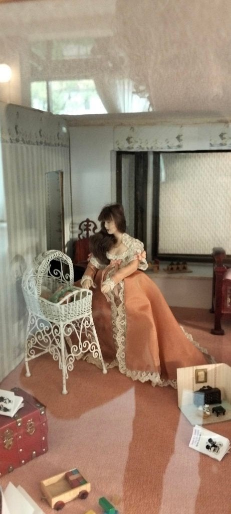 Foto 6 van Wie geeft dit Victoriaans poppenhuis een tweede leven?