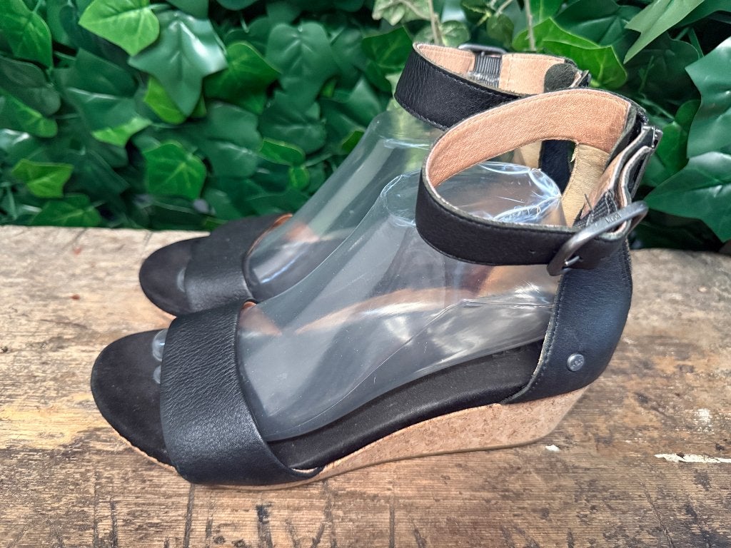Bijna Nieuwe sandalen van Ugg maat 40, UGG, Zwart, Zo goed als nieuw, Ugg