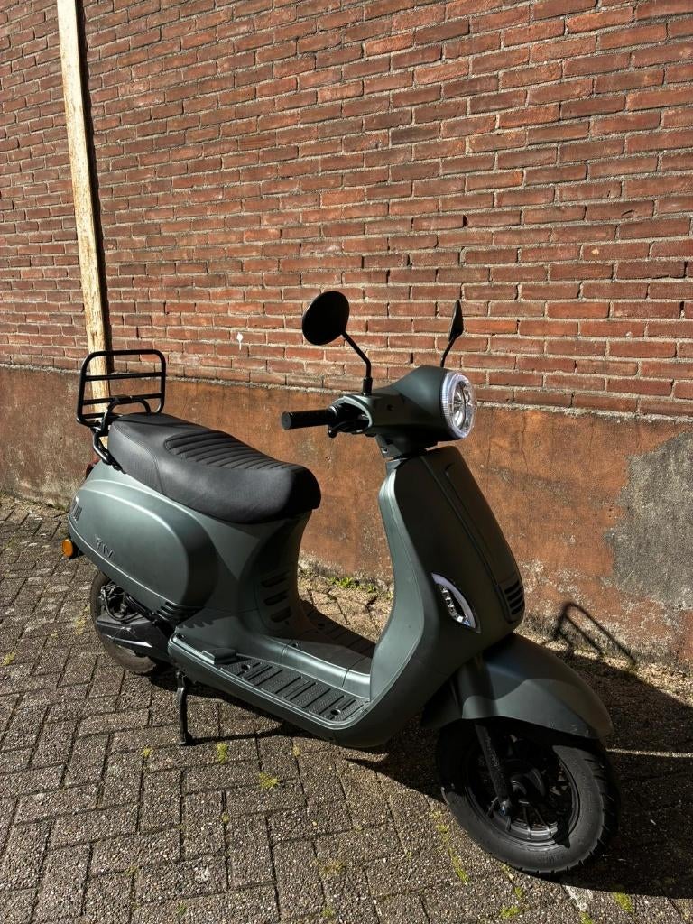 Iva Lux Electric 2.0 scooter – 1586 km – incl. accessoires, Fietsen en Brommers, Snorfietsen en Snorscooters, Elektrisch, Zo goed als nieuw