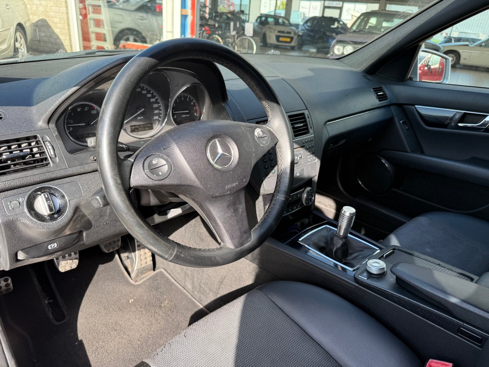 Mercedes-Benz C 180 Kompressor AMG-Line APK 10-08-2027, Dealer onderhouden, Leder en Stof, Handgeschakeld, Grijs