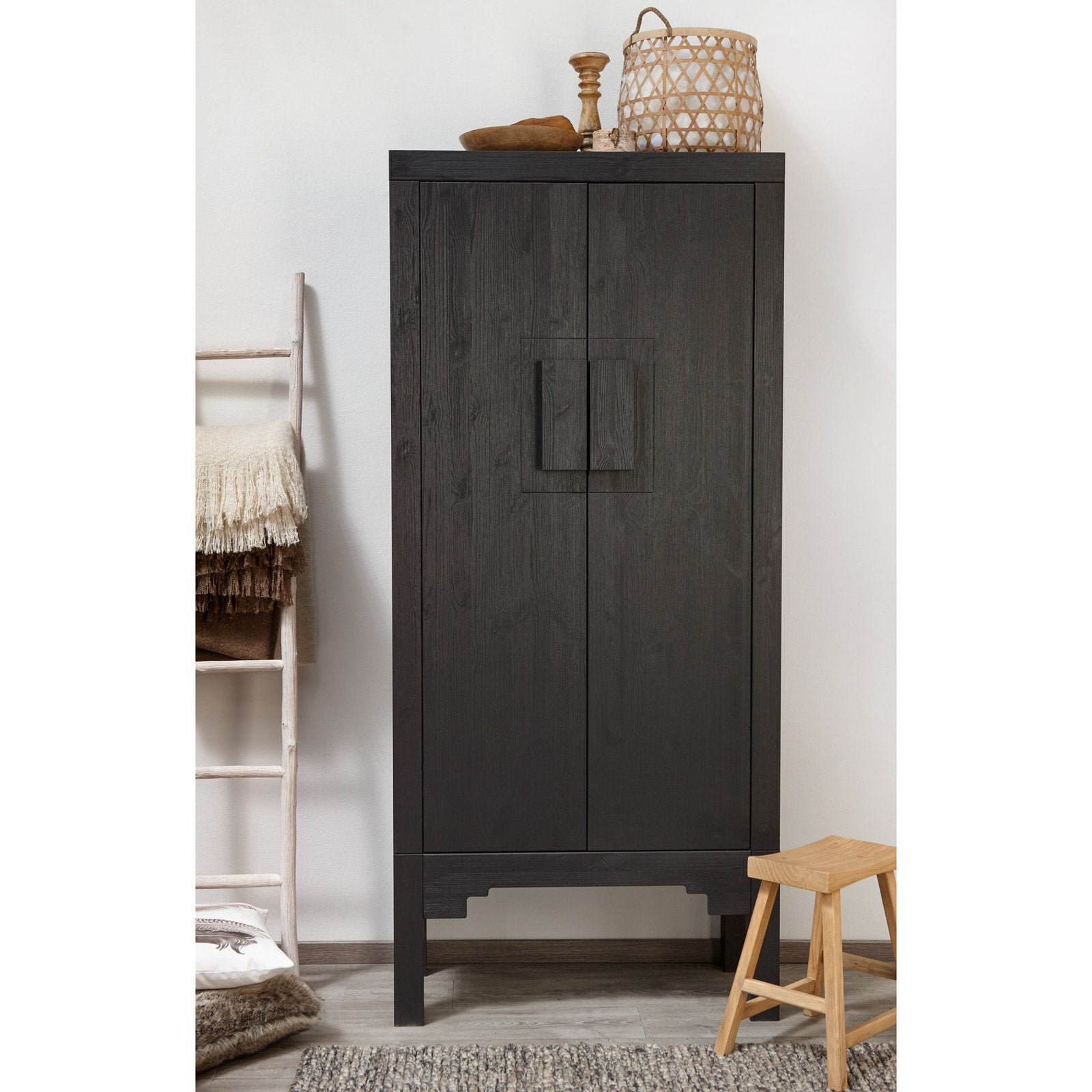 Hoge kast zwart hout, Huis en Inrichting, Kasten | Lockerkasten, Ophalen, Gebruikt