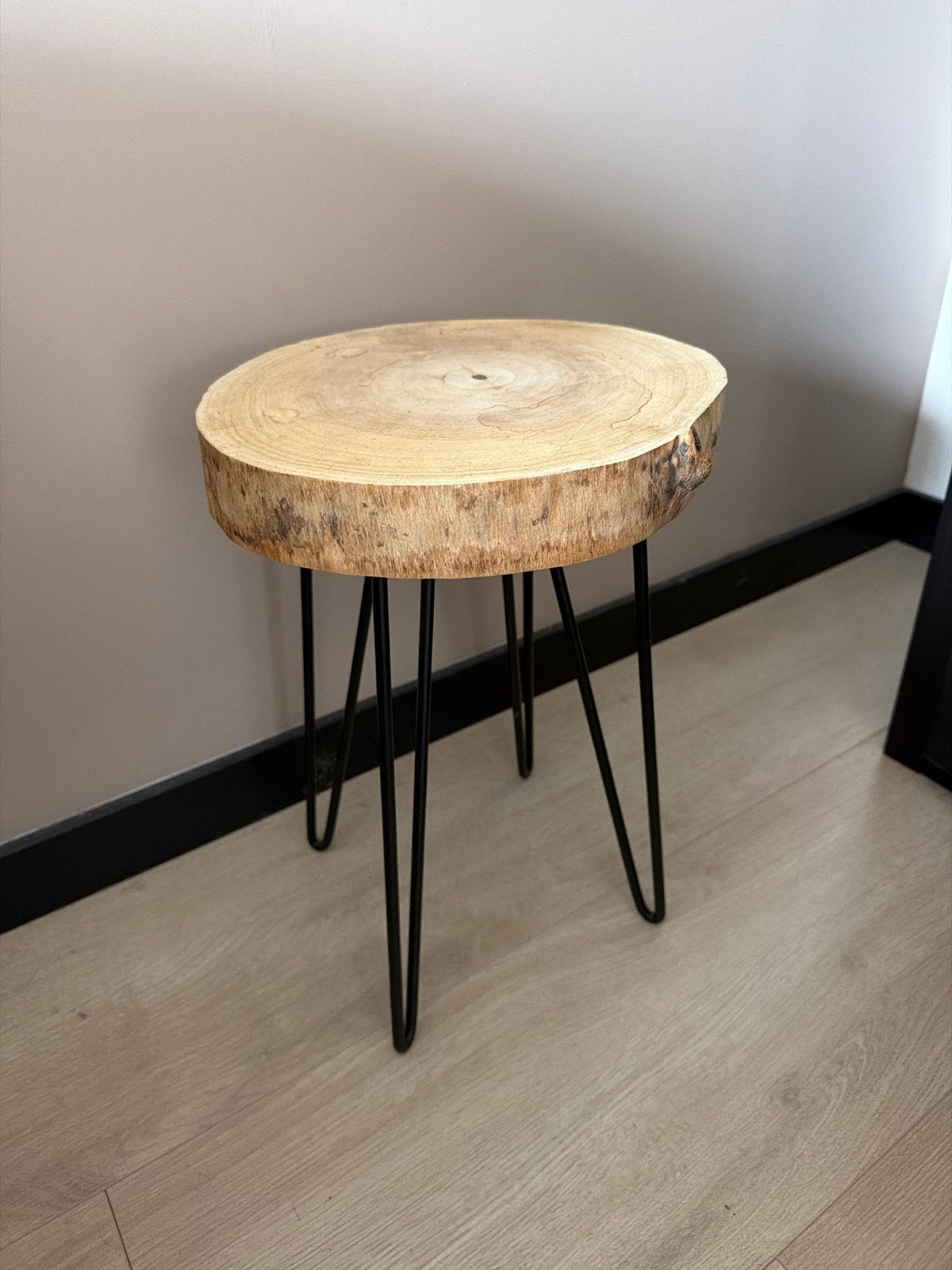 Unieke bijzettafel van boomstam met metalen poten, Huis en Inrichting, Tafels | Bijzettafels, Ophalen, Minder dan 45 cm, Minder dan 55 cm