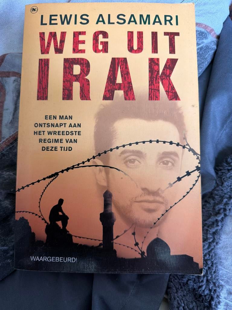 NK1.   L. Alsamari - Weg uit Irak, Ophalen of Verzenden, Gelezen, L. Alsamari