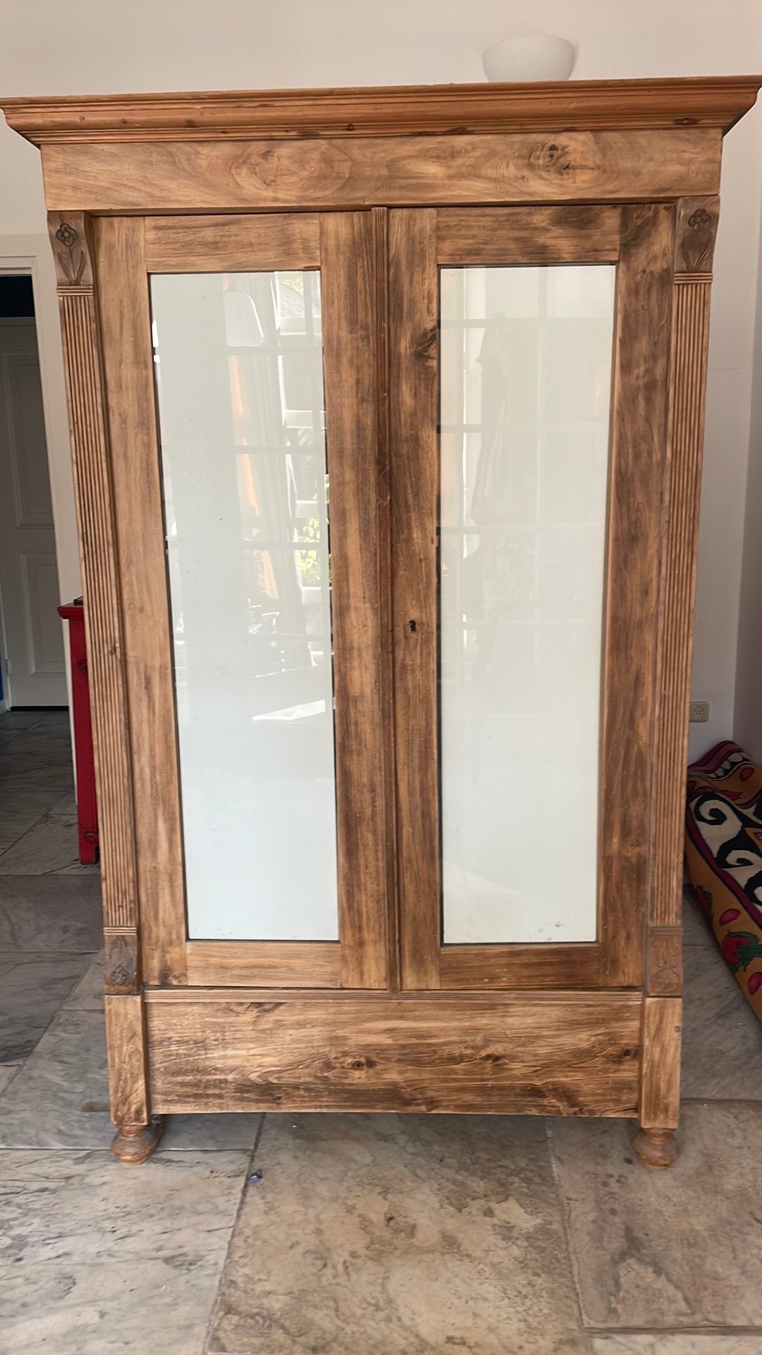 Antieke houten kast met houtsnijwerk, Ophalen