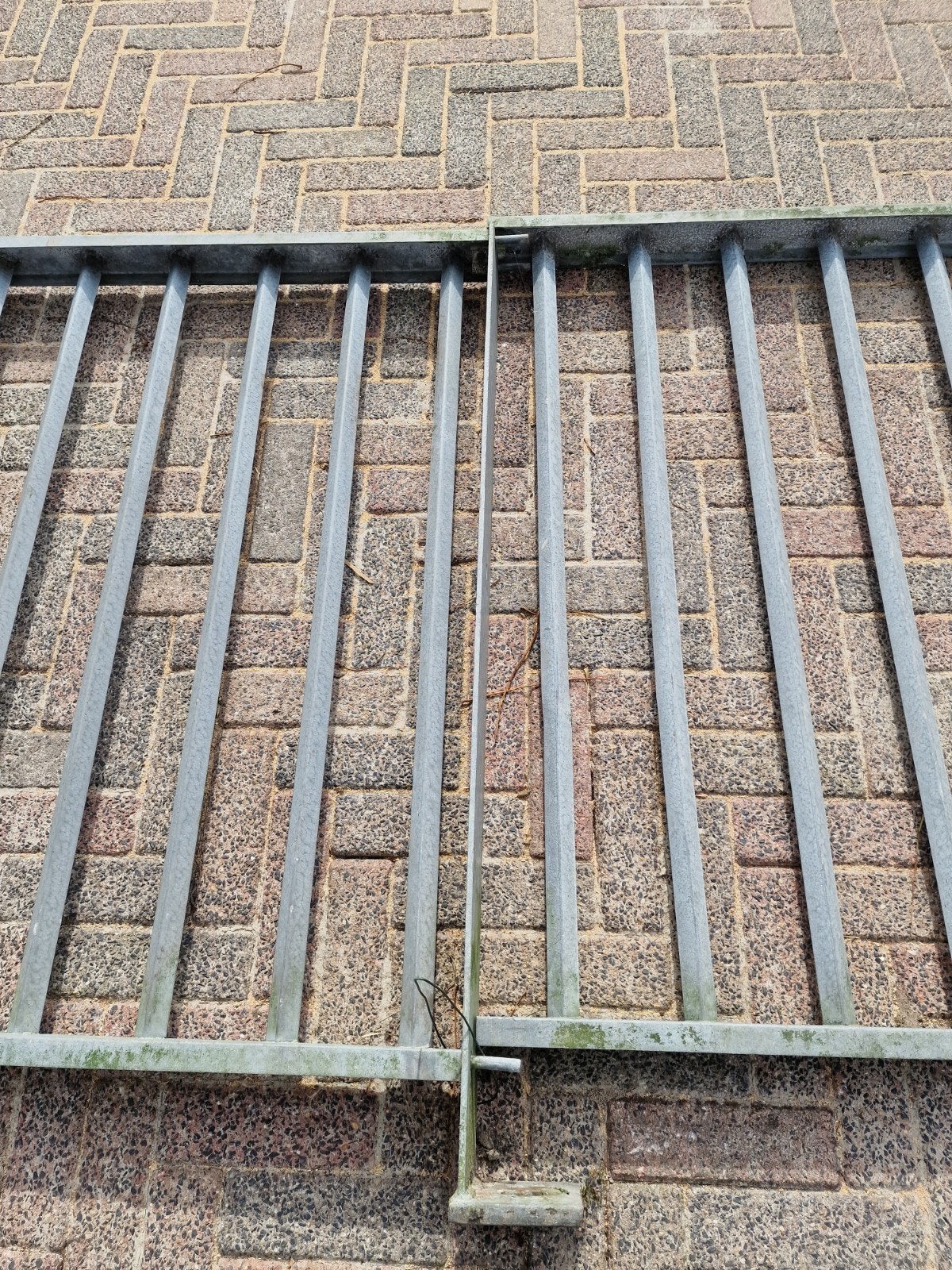 Foto 2 van 8 meter hekwerk met palen