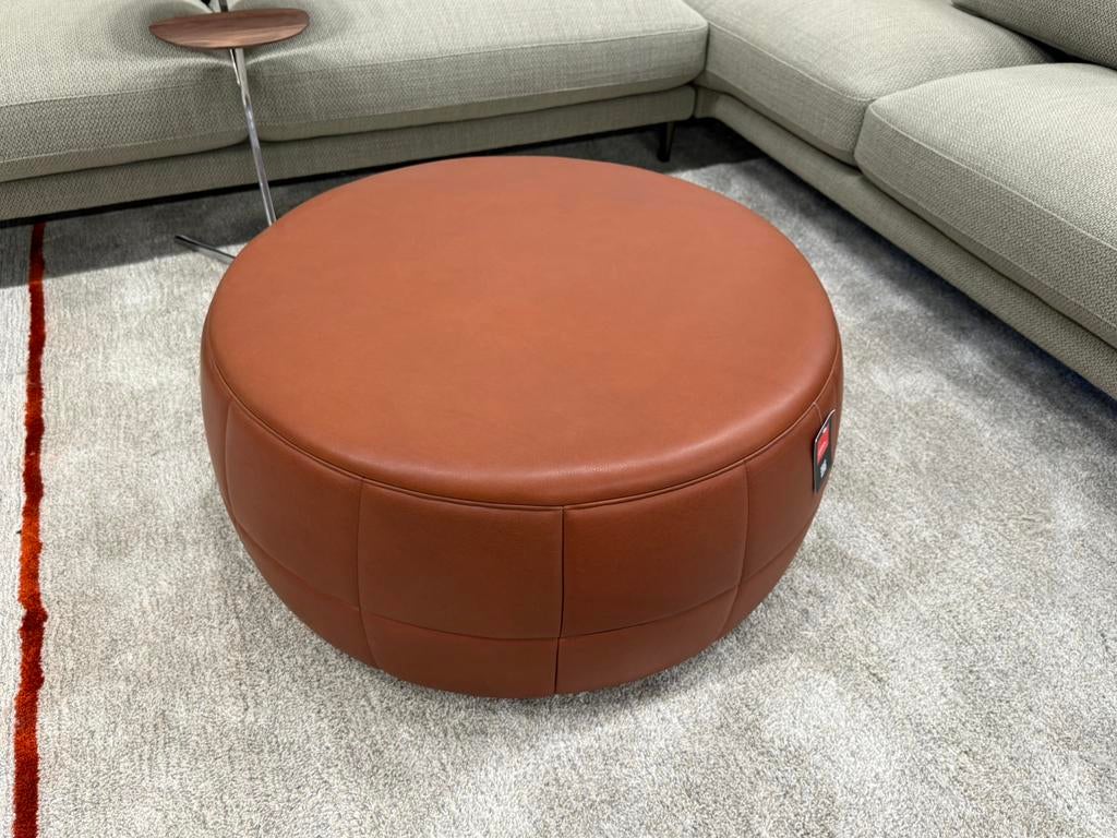 Nieuw Design on Stock Barrell Cera Cognac Design Poef Hoeker, Huis en Inrichting, Banken | Voetenbanken en Poefen, Leer, Ophalen of Verzenden