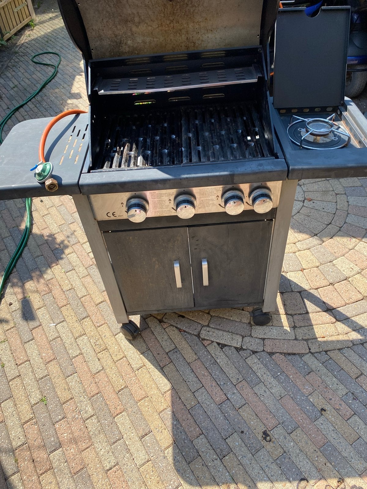 Gebruikte gasbarbecue met zijbrander en opbergruimte, Ophalen, Gebruikt