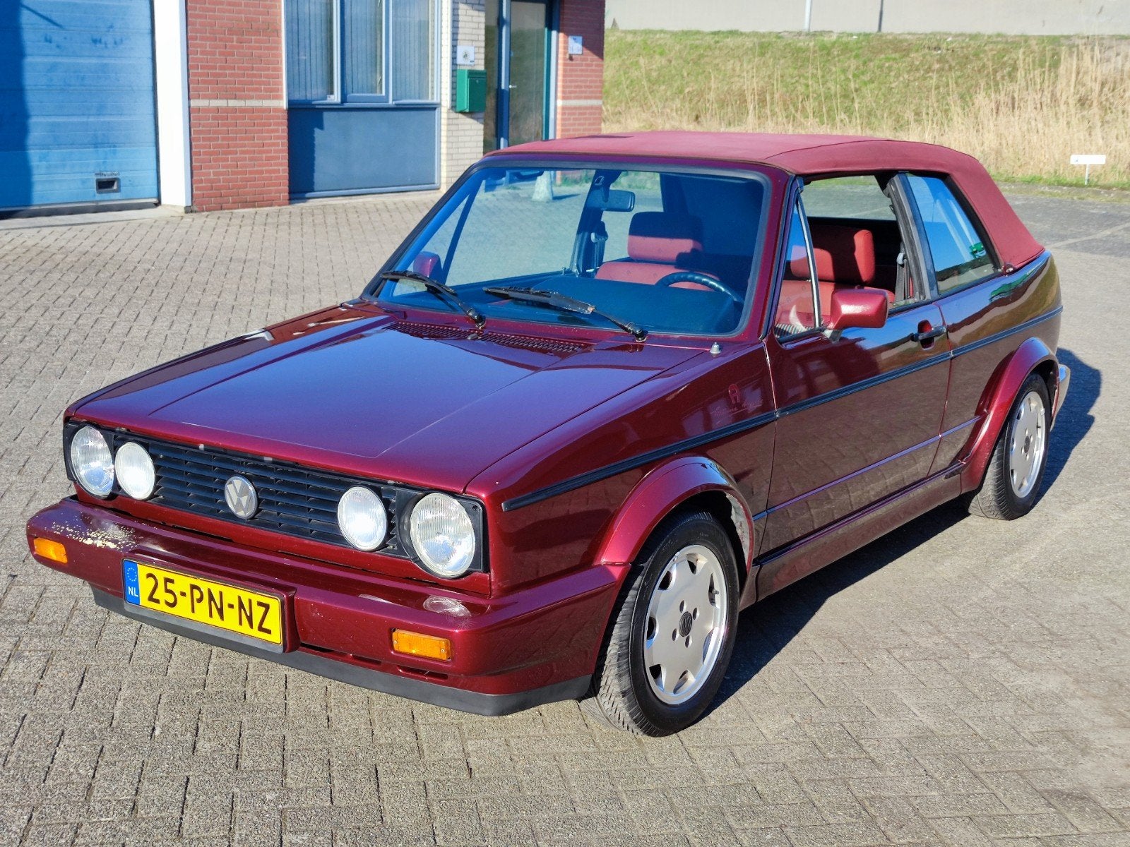 Volkswagen Golf Cabrio Etienne Aigner Rood 1990 Exclusief!!!, Auto's, Voorwielaandrijving, Open dak, Cabriolet, Handgeschakeld