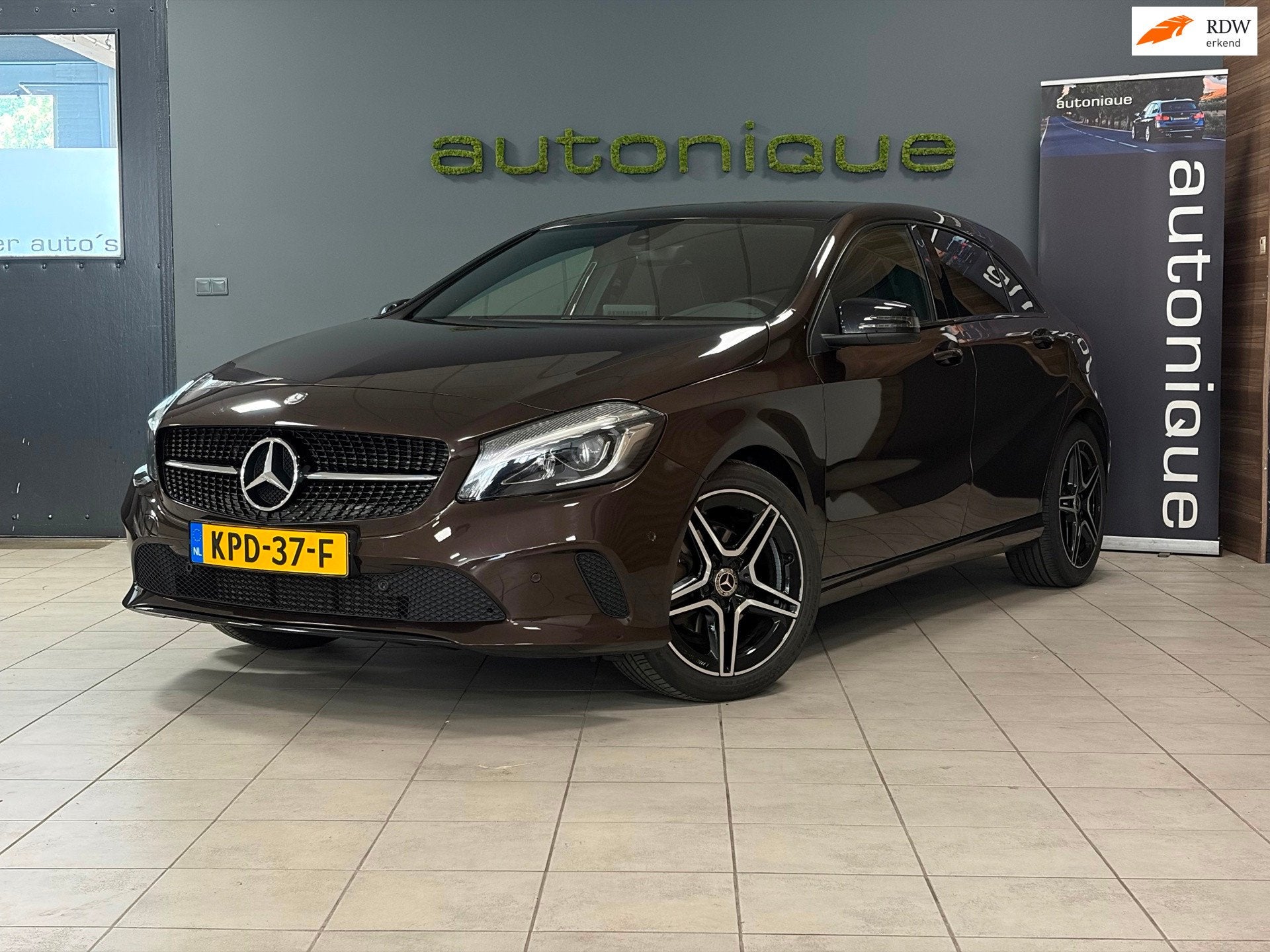 Mercedes-Benz A-klasse A200|LED|CarPlay|Camera|Cruise|AMG-ve, Auto's, Gebruikt, Bruin, Parkeerassistent, Bedrijf