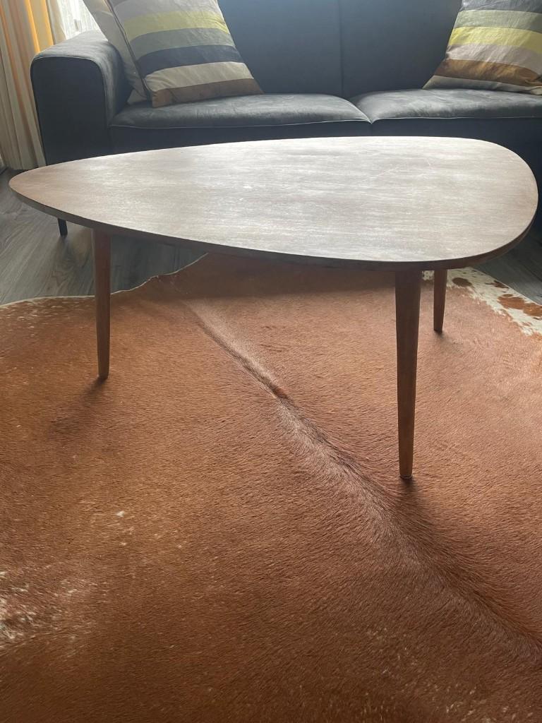 Ovale houten salontafel met conische poten, Huis en Inrichting, Tafels | Salontafels, Overige materialen, Zo goed als nieuw, Minder dan 50 cm