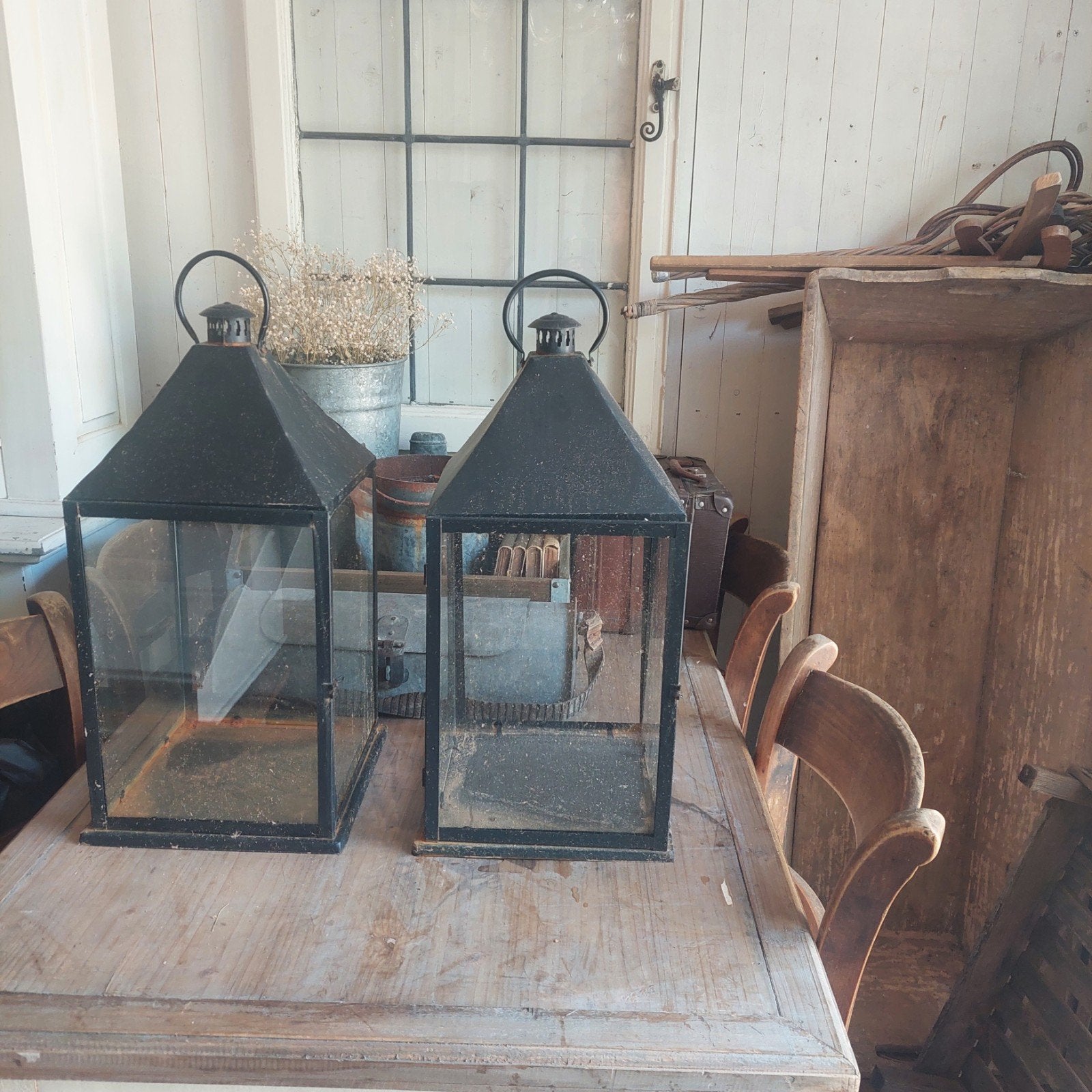 2 Grote zwarte sleetse lantaarns, Huis en Inrichting, Woonaccessoires | Kandelaars en Kaarsen, Ophalen