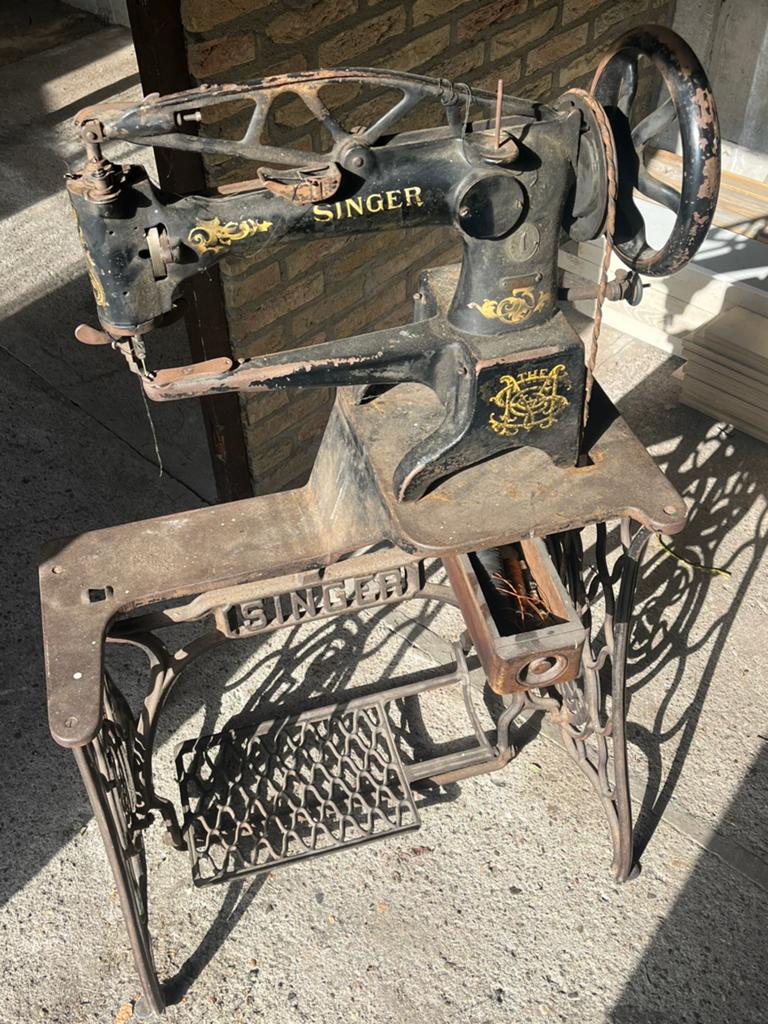 Te Koop antiek stikmachine merk Singer., Ophalen